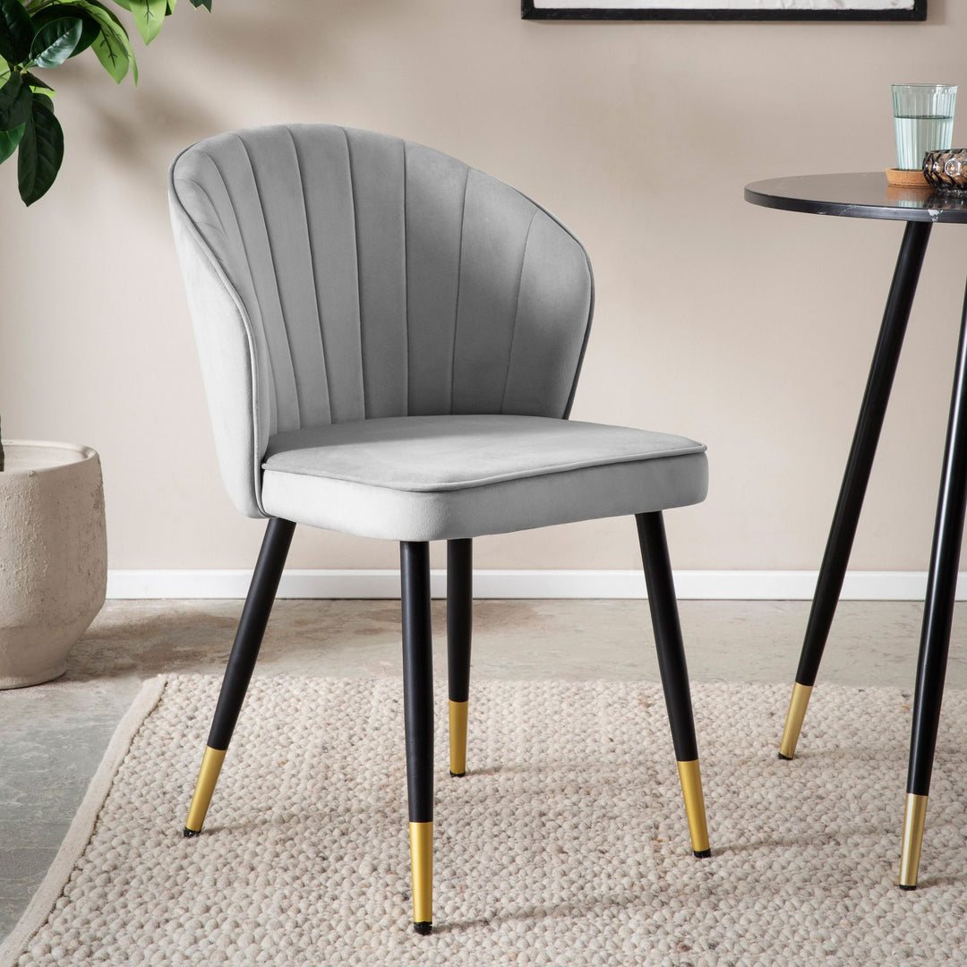 Spisestolssæt med 2, fløjlsgrå, køkkenstol med metalben, skalstol, skandinavisk design, polstret stol med stofbetræk, polstret stol