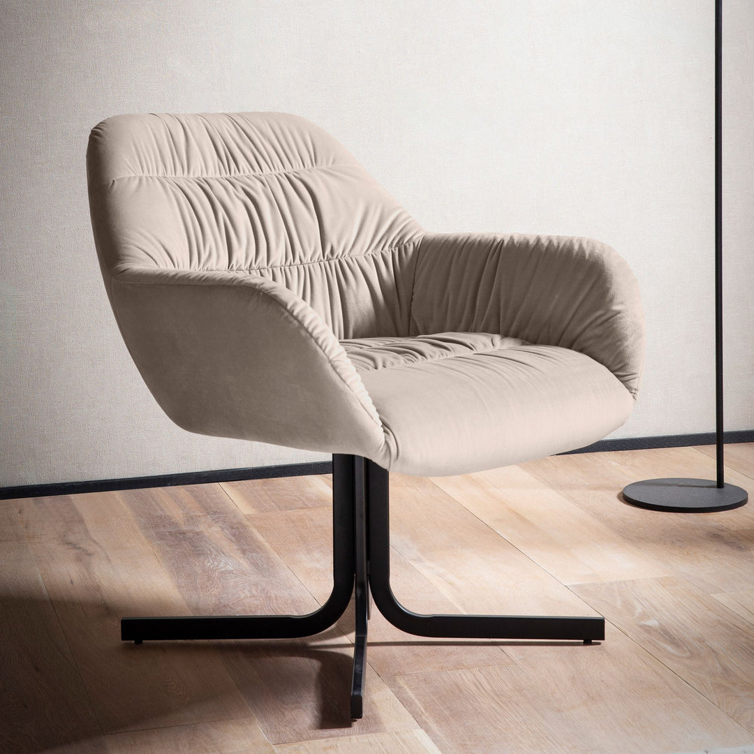 Loungestol i beige velour med metalben