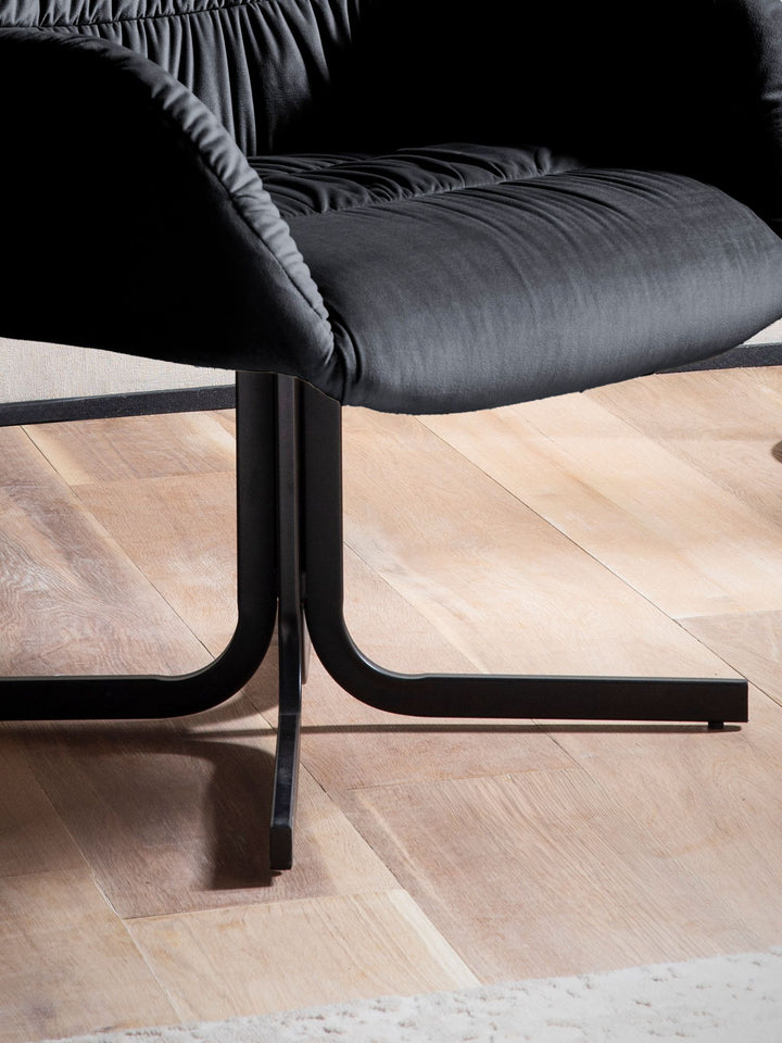 Loungestol i sort velour med metalben