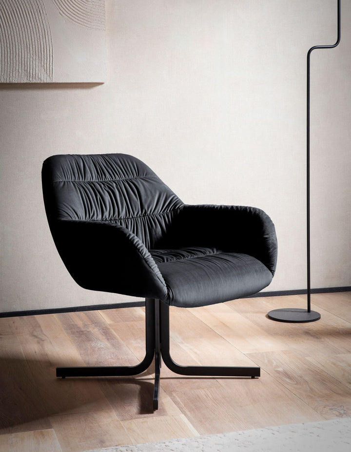 Loungestol i sort velour med metalben