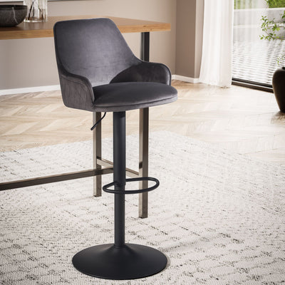 Forvandl dit køkken til et moderne rum med denne grå barstol i fløjl!