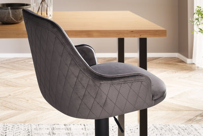 Forvandl dit køkken til et moderne rum med denne grå barstol i fløjl!