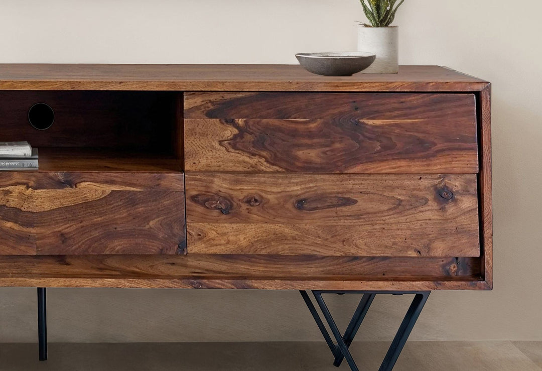 TV-lavbord i massivt sheeshamtræ, 160 cm, TV-bord med låger, skuffe, åbent rum og kabelhåndtering, TV-bord med 3D-fronter og sorte metalfødder i industrielt design.