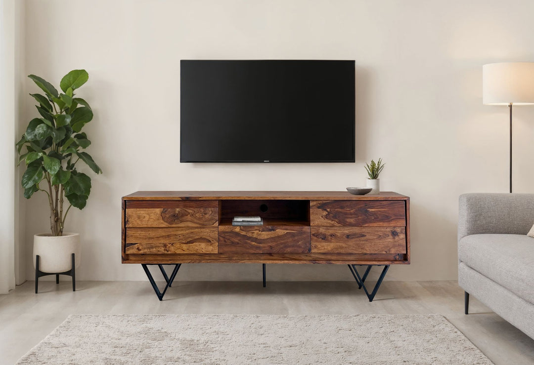 TV-lavbord i massivt sheeshamtræ, 160 cm, TV-bord med låger, skuffe, åbent rum og kabelhåndtering, TV-bord med 3D-fronter og sorte metalfødder i industrielt design.