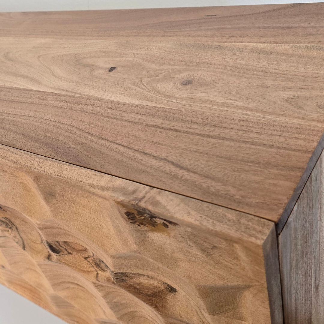 Lavskab i massivt akacietræ, 160x56x37 cm, TV-skab med tre låger, designer TV-bord med 3D-effekt, højt TV-bord/skab, moderne TV-skab, TV-bord til stue med metalben