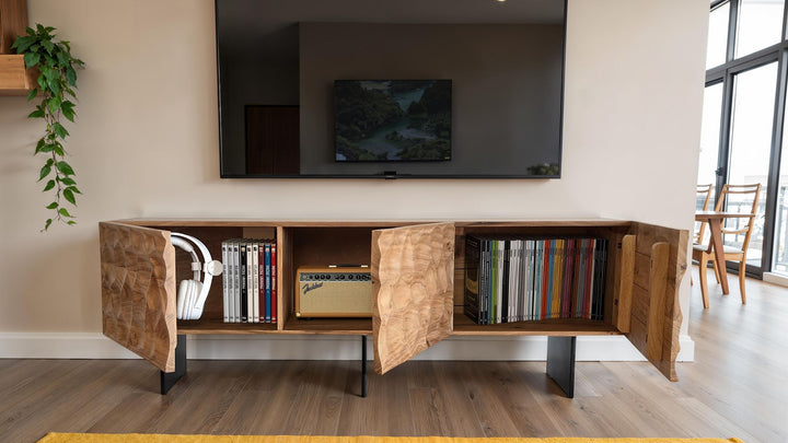 Lavskab i massivt akacietræ, 160x56x37 cm, TV-skab med tre låger, designer TV-bord med 3D-effekt, højt TV-bord/skab, moderne TV-skab, TV-bord til stue med metalben