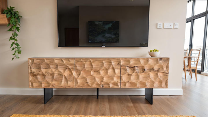 Lavskab i massivt akacietræ, 160x56x37 cm, TV-skab med tre låger, designer TV-bord med 3D-effekt, højt TV-bord/skab, moderne TV-skab, TV-bord til stue med metalben