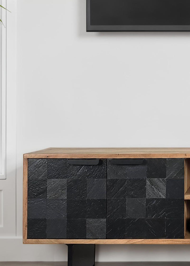 Massivt akacietræ lavbord, 150 cm, TV-bord med stenlignende fronter og metalstel, moderne TV-bord med opbevaring og kabelhåndtering, TV-skab i industriel stil til stuen