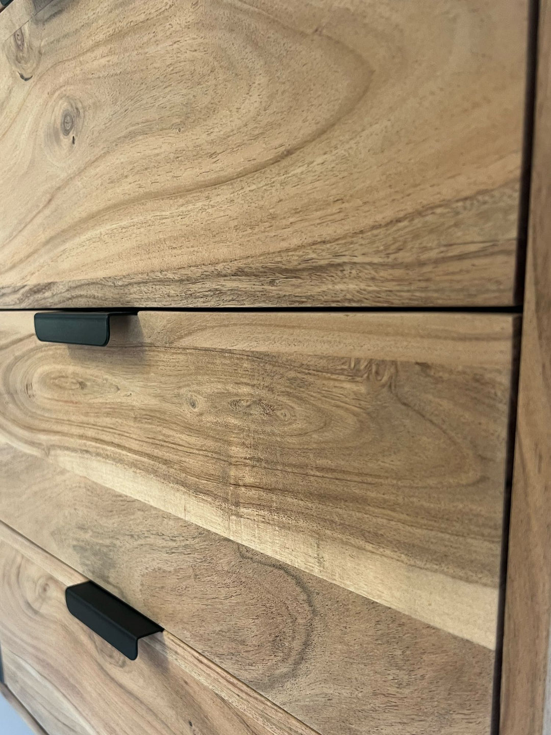 Skænk 175x76x40 cm kommode i massivt akacietræ med stenlook