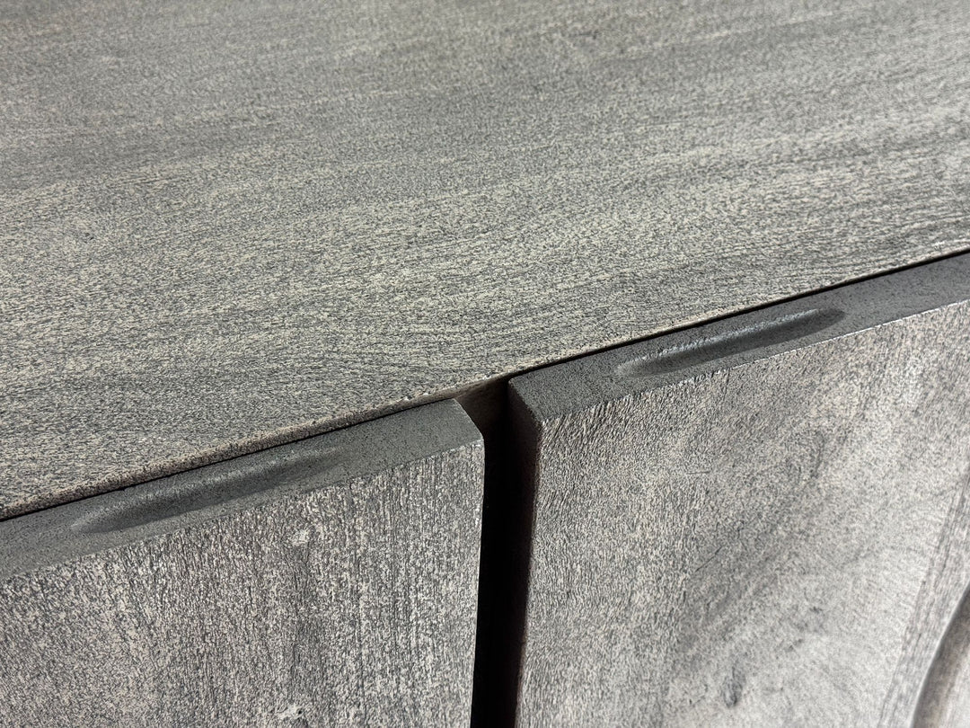 Lavskab i massivt akacietræ, røget grå, 160x56x46 cm, TV-skab med tre låger, designer TV-bord, højt TV-skab, moderne gråt TV-bord, TV-skab til stue med metalben