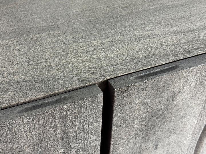 Lavskab i massivt akacietræ, røget grå, 160x56x46 cm, TV-skab med tre låger, designer TV-bord, højt TV-skab, moderne gråt TV-bord, TV-skab til stue med metalben