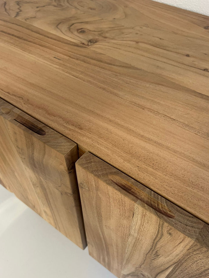 Lavt TV-skab i massivt akacietræ 160x56x46 cm med tre låger