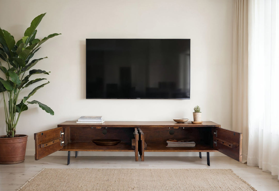 Lavt TV-skab i massivt sheeshamtræ, 160 cm, TV-bord med 3D-fronter, 4 døre, kabelstyring og sorte metalben, designer-TV-skab til stuen