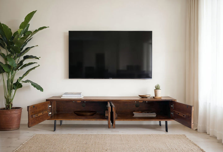 Lavt TV-skab i massivt sheeshamtræ, 160 cm, TV-bord med 3D-fronter, 4 døre, kabelstyring og sorte metalben, designer-TV-skab til stuen