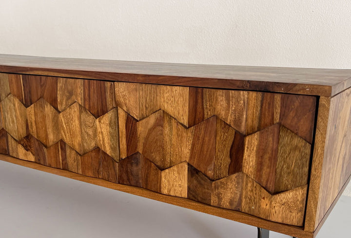 Lavt TV-skab i massivt sheeshamtræ, 160 cm, TV-bord med 3D-fronter, 4 døre, kabelstyring og sorte metalben, designer-TV-skab til stuen