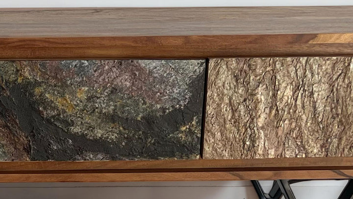 Lavt TV-bord i massivt sheeshamtræ, 160 cm, med stenlignende front og sort metalstel, TV-skab i industrielt design, TV-møbel til stue i træ og metal