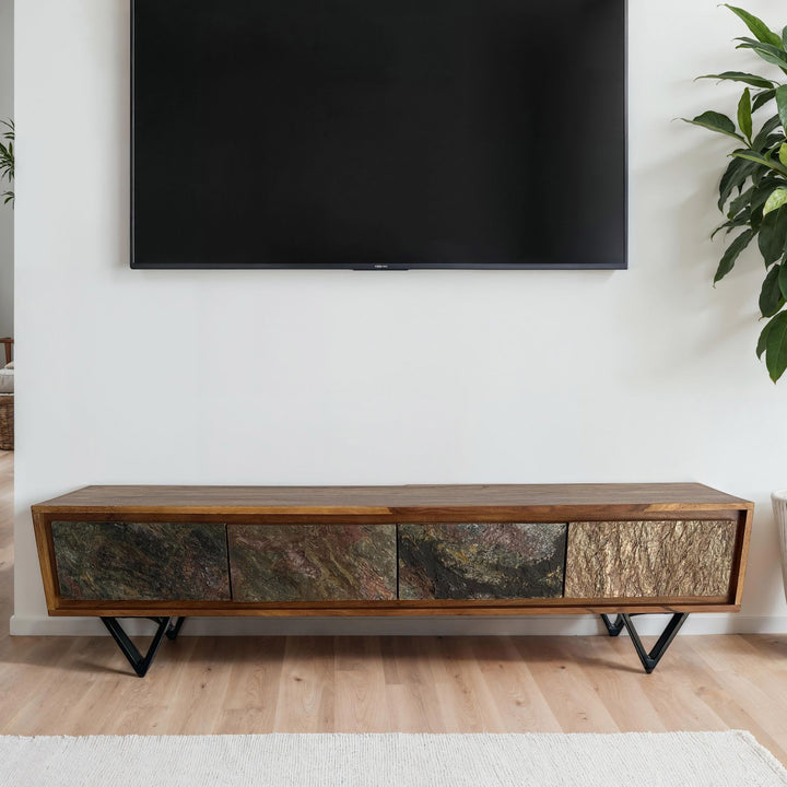 Lavt TV-bord i massivt sheeshamtræ, 160 cm, med stenlignende front og sort metalstel, TV-skab i industrielt design, TV-møbel til stue i træ og metal