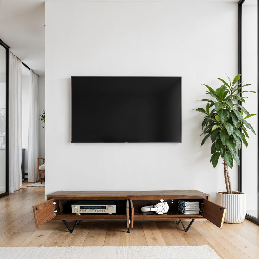 Lavt TV-bord i massivt sheeshamtræ, 160 cm, med stenlignende front og sort metalstel, TV-skab i industrielt design, TV-møbel til stue i træ og metal