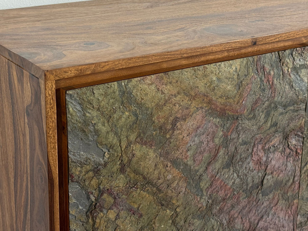 Sheesham skænk i massivt træ 150x40x55 cm, kommode med 2 låger og 3 skuffer, skænk med opbevaring og 3D-stenlook fronter, designermøbler til stue eller spisestue