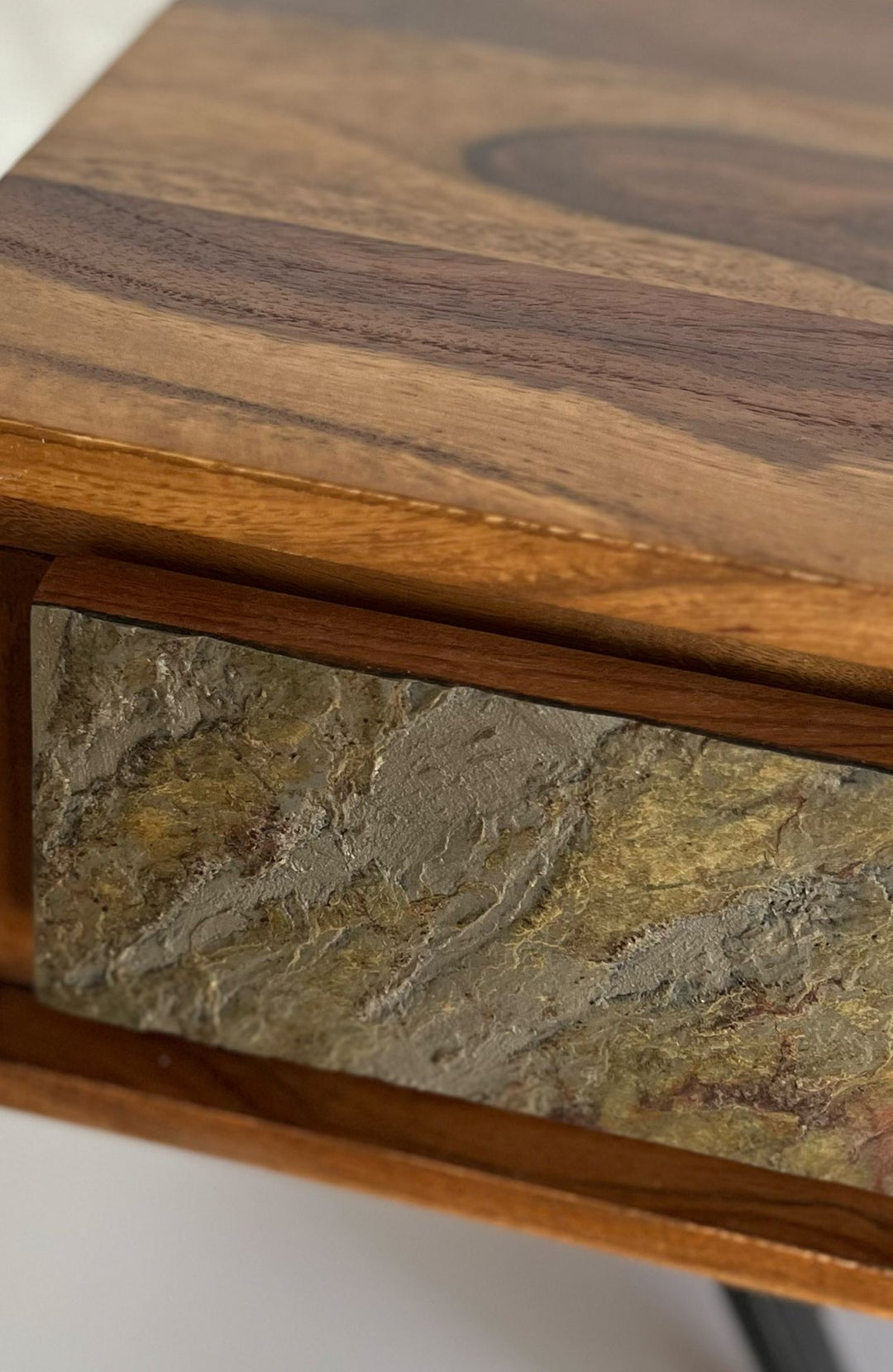 Sheesham sofabord i massivt træ, 115 cm, sofabord med 2 skuffer og opbevaringsrum, stenlignende front, sort metalstel, industrielt design