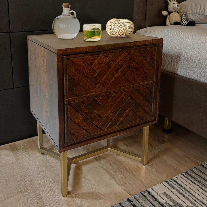 Sengebord i massivt akacietræ, 45x40x57 cm, natbord til boxmadras, moderne brunt natbord med 2 skuffer, sildebensmønster, natbord med opbevaringsplads og metalramme