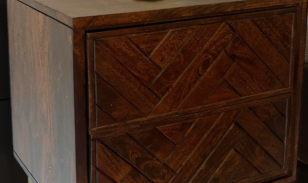 Sengebord i massivt akacietræ, 45x40x57 cm, natbord til boxmadras, moderne brunt natbord med 2 skuffer, sildebensmønster, natbord med opbevaringsplads og metalramme