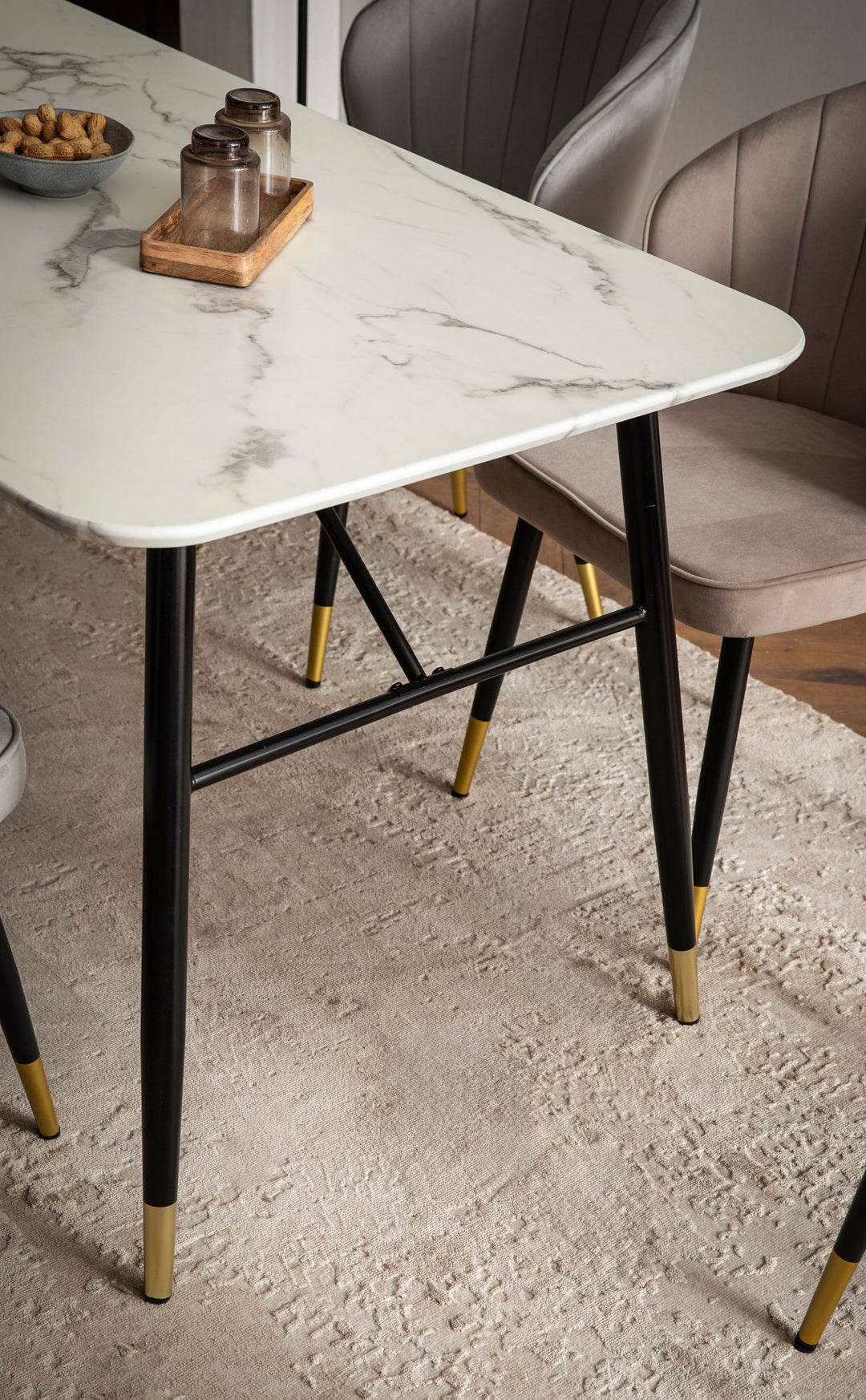 Spisebord med bordplade i hvid marmorlook - 140 x 80 cm - Metalstel