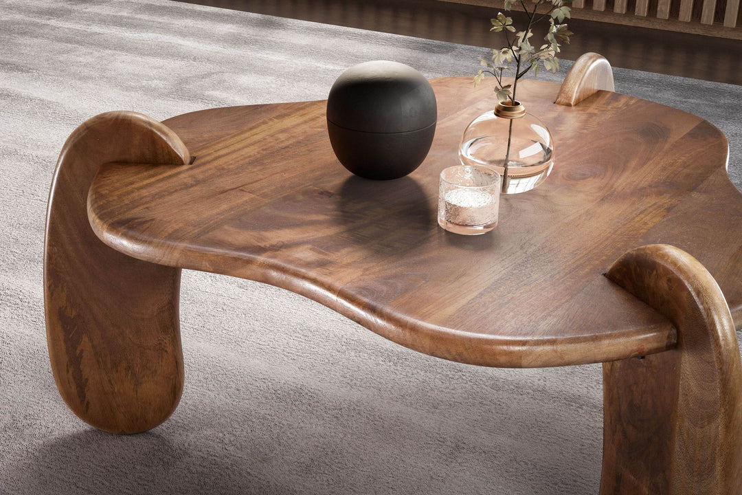 Sofabord 78x78x39,5 cm, massivt mangotræ, valnøddefinish, lavt sofabord, trebenet stuebord, organisk design, moderne sofabord med naturlig træåring
