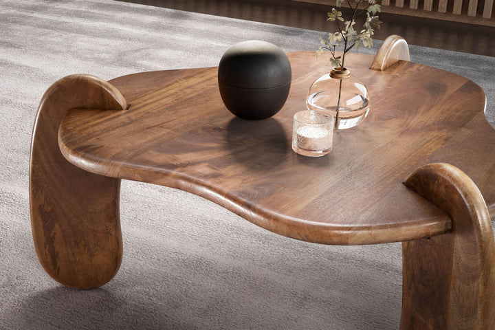 Sofabord 78x78x39,5 cm, massivt mangotræ, valnøddefinish, lavt sofabord, trebenet stuebord, organisk design, moderne sofabord med naturlig træåring