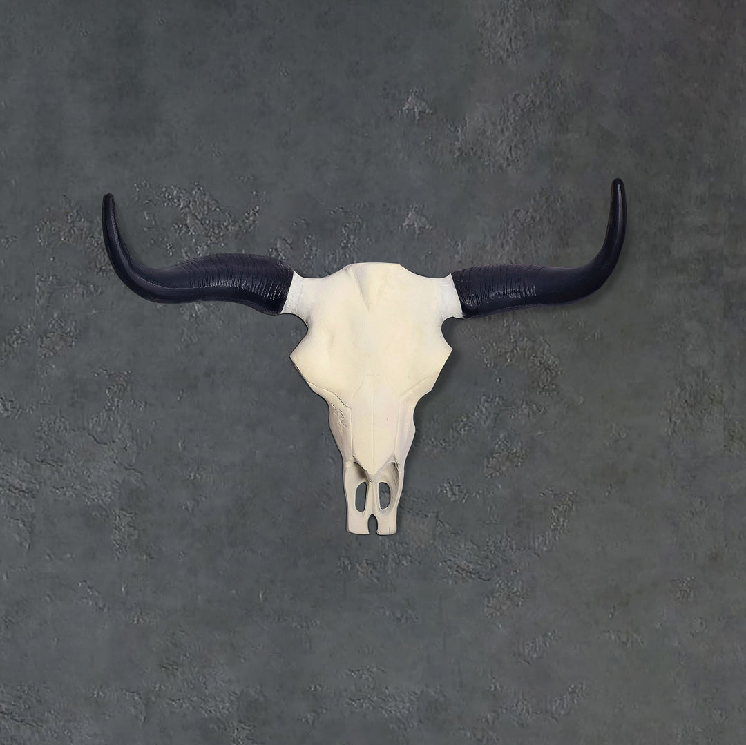 Dekorativt bøffelkraniegevir, hvidt, 55,5 cm, aluminiumsdesign, tyrehoved, moderne hornvægdekoration, vægskulptur med horn, metaljagttrofægevir, stor vægdekoration