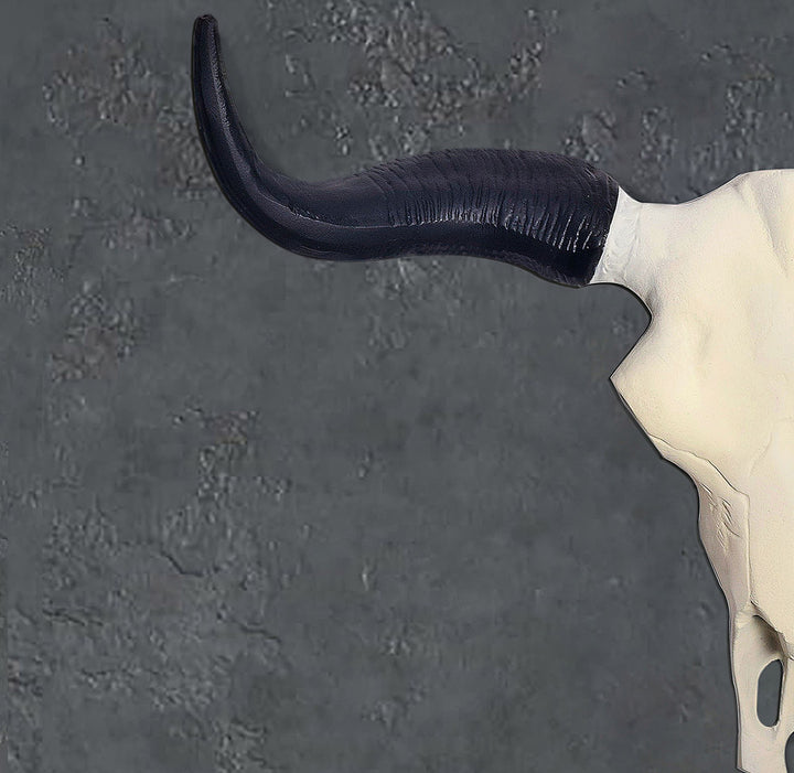 Dekorativt bøffelkraniegevir, hvidt, 55,5 cm, aluminiumsdesign, tyrehoved, moderne hornvægdekoration, vægskulptur med horn, metaljagttrofægevir, stor vægdekoration