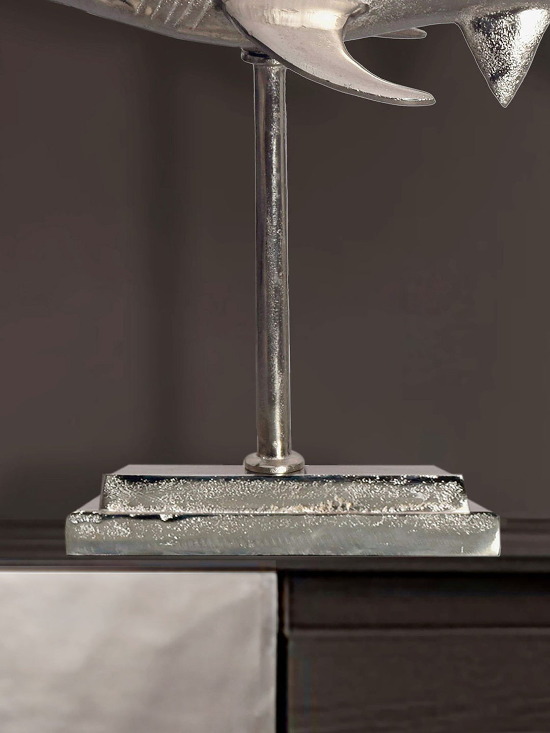 Dekorativ hajfigur, aluminium, sølv, maritim stil, 70 cm med base, moderne metaldesign, borddekoration, boligindretning, aluminiumsdekoration, boligtilbehør