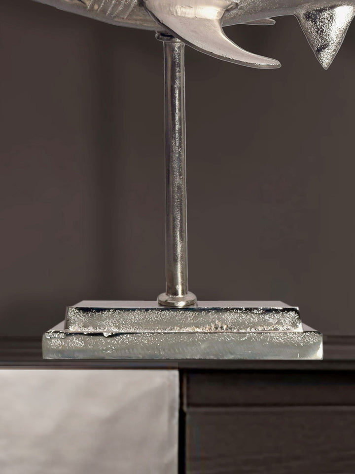 Dekorativ hajfigur, aluminium, sølv, maritim stil, 70 cm med base, moderne metaldesign, borddekoration, boligindretning, aluminiumsdekoration, boligtilbehør