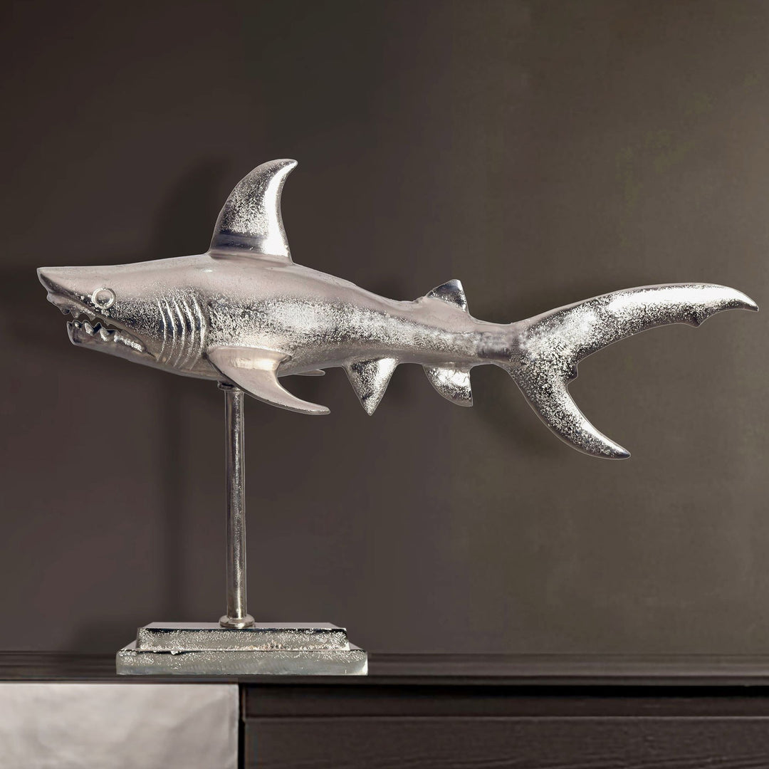 Dekorativ hajfigur, aluminium, sølv, maritim stil, 70 cm med base, moderne metaldesign, borddekoration, boligindretning, aluminiumsdekoration, boligtilbehør