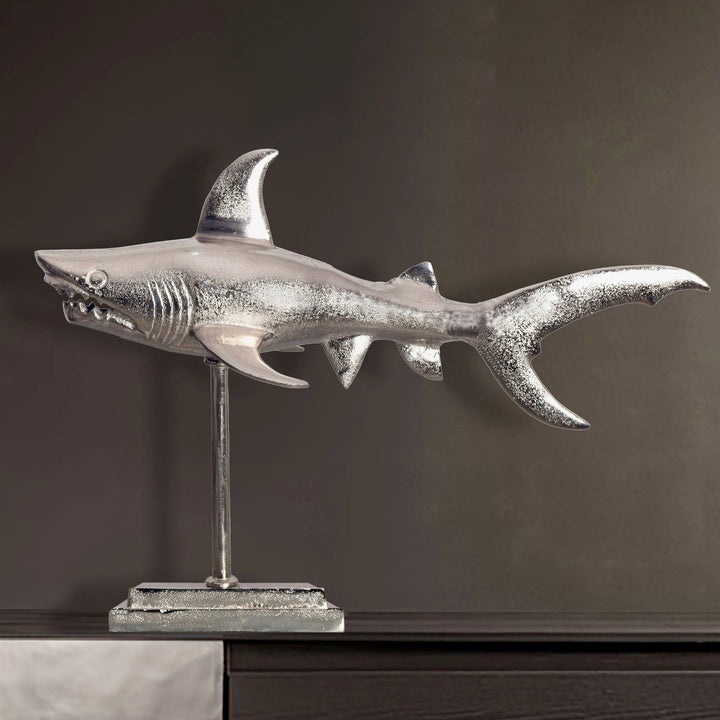 Dekorativ hajfigur, aluminium, sølv, maritim stil, 70 cm med base, moderne metaldesign, borddekoration, boligindretning, aluminiumsdekoration, boligtilbehør