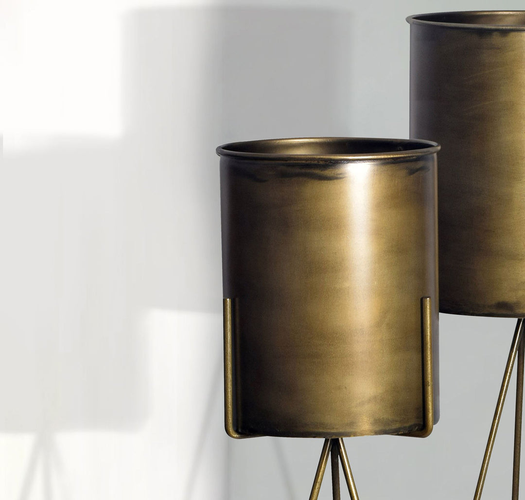 Sæt med 2 metalblomsterpotter, guldfarvede plantekasser med stativ, designerjernplantekasser, runde, høje indendørs blomsterpotter