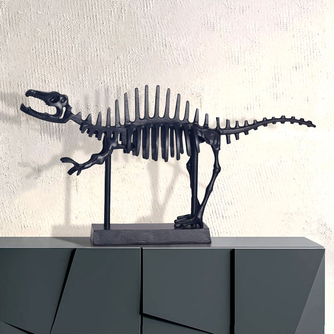 Dekorativ T-Rex figur, sort aluminium dinosaurstatue, 62 cm med base, moderne metaldesign, borddekoration, boligindretning, aluminiumsdekoration, boligtilbehør