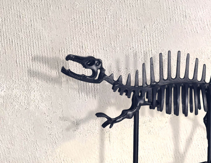 Dekorativ T-Rex figur, sort aluminium dinosaurstatue, 62 cm med base, moderne metaldesign, borddekoration, boligindretning, aluminiumsdekoration, boligtilbehør