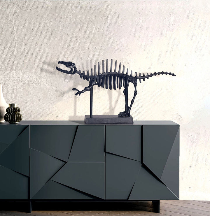 Dekorativ T-Rex figur, sort aluminium dinosaurstatue, 62 cm med base, moderne metaldesign, borddekoration, boligindretning, aluminiumsdekoration, boligtilbehør