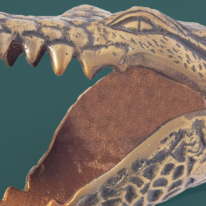 Guldkrokodille vægdekoration guldfarvet - Håndlavet krokodilleskulptur