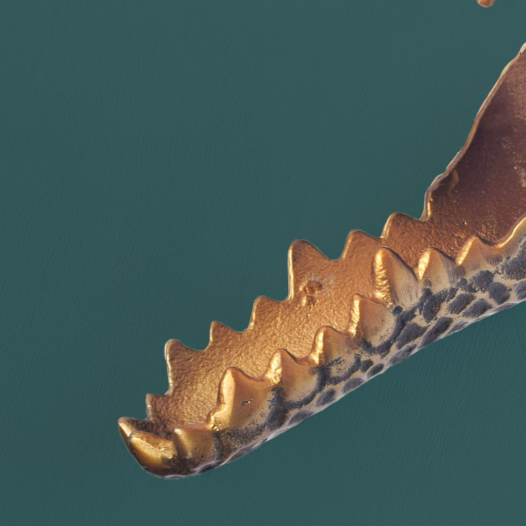 Guldkrokodille vægdekoration guldfarvet - Håndlavet krokodilleskulptur