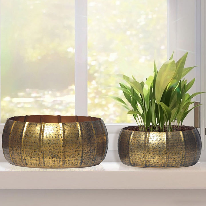 Sæt med 2 metalplantekasser, gulddesign, runde aluminiums indendørsplantekasser, 2-delt hamret blomsterpotte/skålsæt