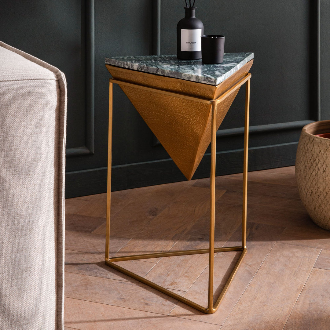 Sidebord, ægte marmor, metal, 37x37x53 cm, grøn og guld, lille trekantet sidebord, moderne stuebord, marmorbord med kendetegn, høj
