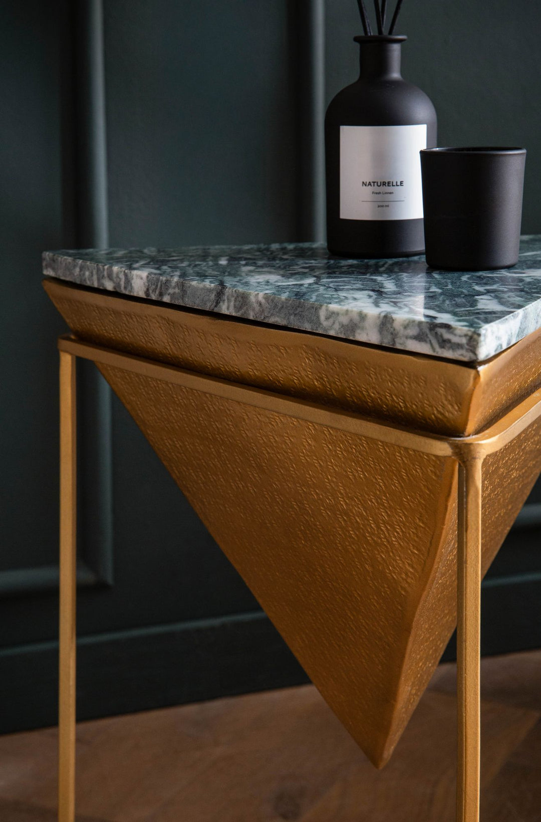 Sidebord, ægte marmor, metal, 37x37x53 cm, grøn og guld, lille trekantet sidebord, moderne stuebord, marmorbord med kendetegn, høj