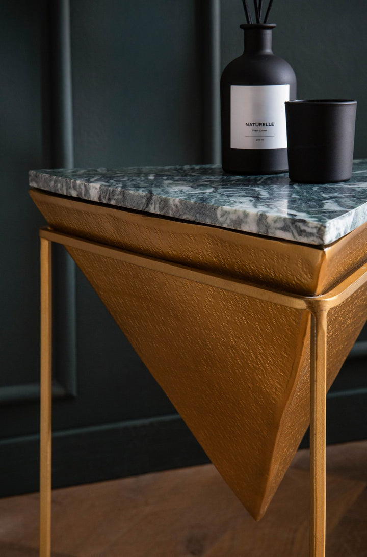 Sidebord, ægte marmor, metal, 37x37x53 cm, grøn og guld, lille trekantet sidebord, moderne stuebord, marmorbord med kendetegn, høj