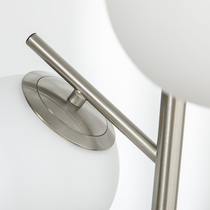 Gulvlampe med 3 glasskærme, e 27, fodkontakt, sølv + hvid