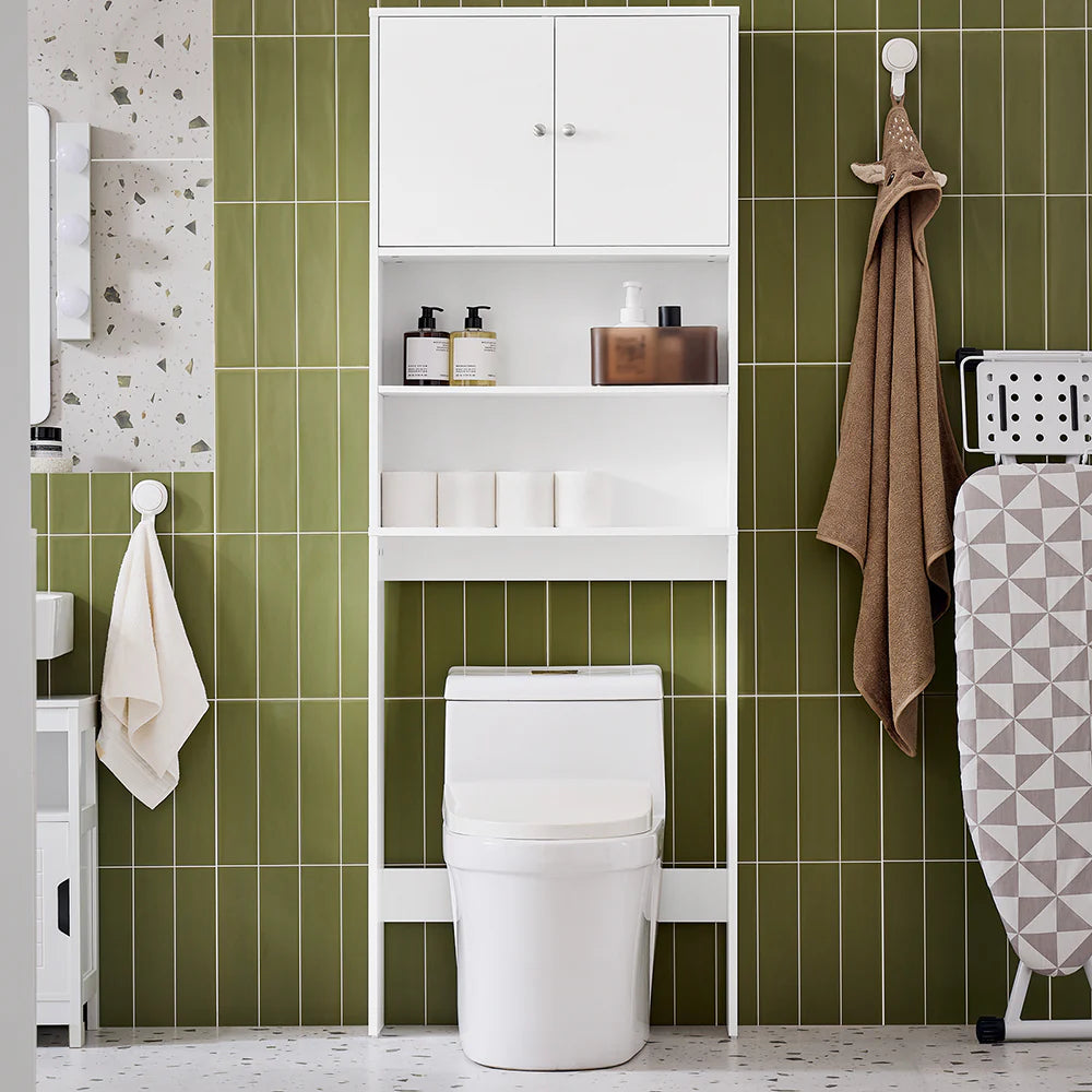 Hvid reol til opbevaring over toilet på badeværelse