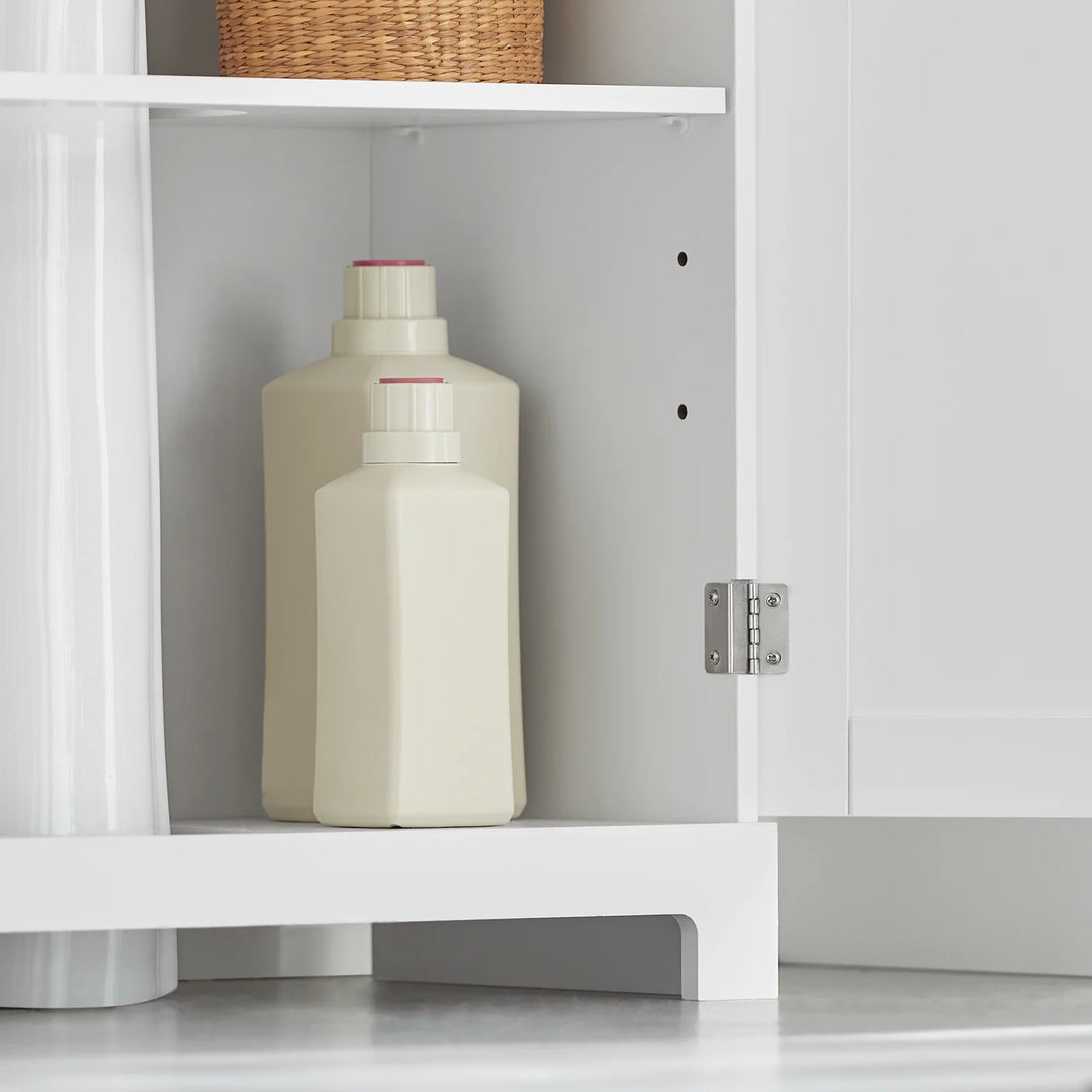 Hvidt vaskeskab med 2 hylder og låger, klassisk underskab til badeværelset