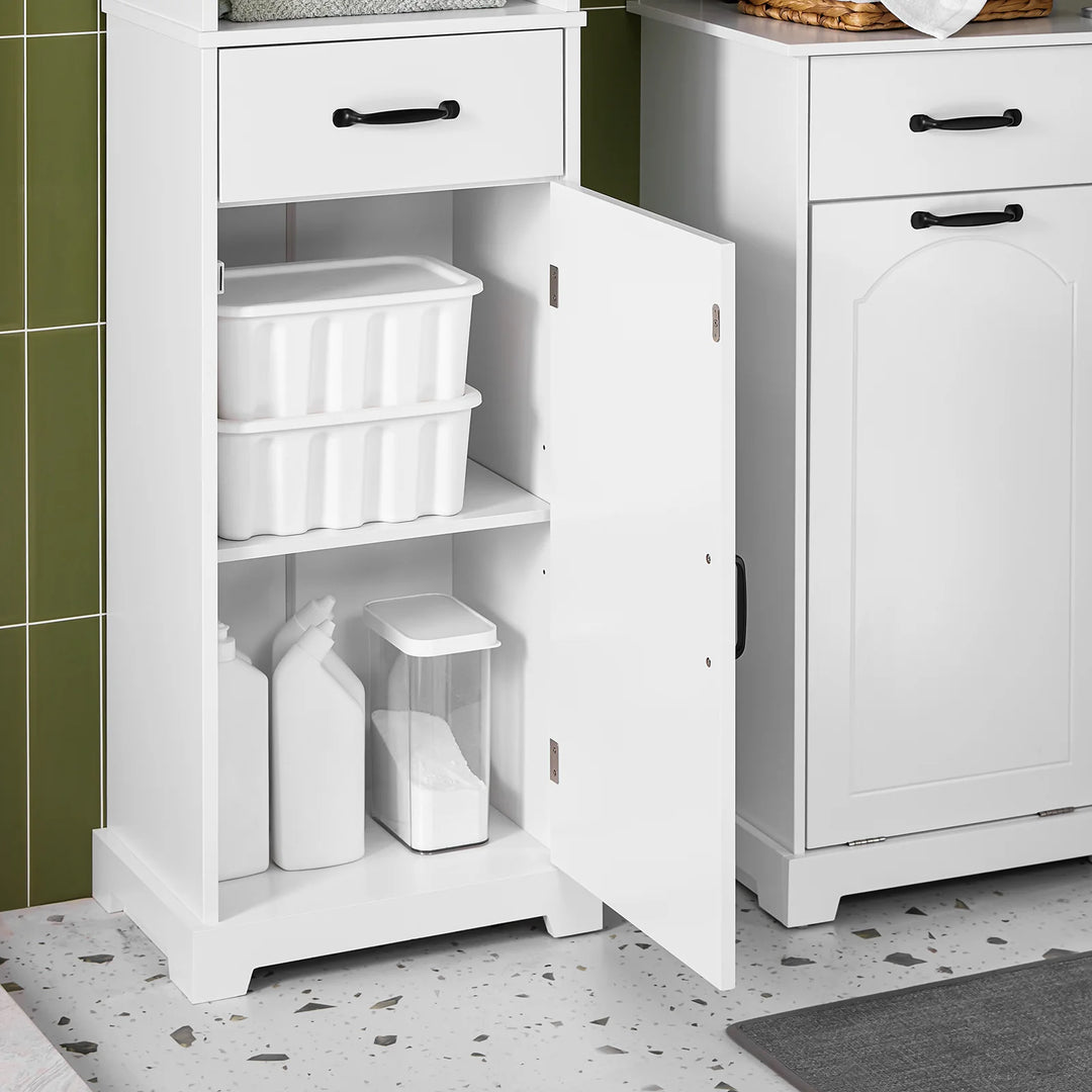 Optimer pladsen på dit badeværelse med dette elegante skab i hvid (B42 x D30 x H173 cm)