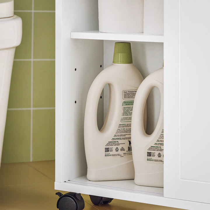 Hvidt badeværelseskabinet på hjul, ideelt til opbevaring af toiletpapir og diverse